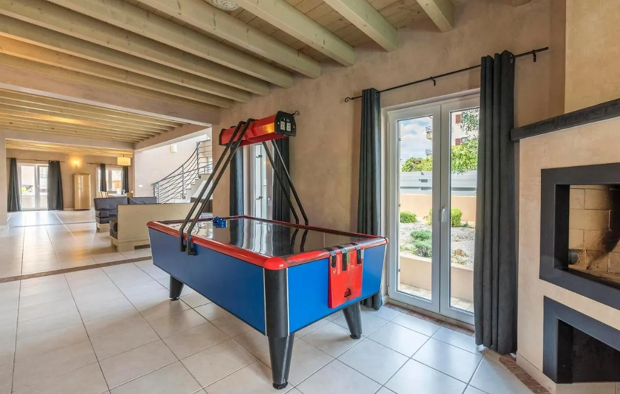 Villa Bellavista With 8 Bedrooms, Private Pool And Sauna Premantura